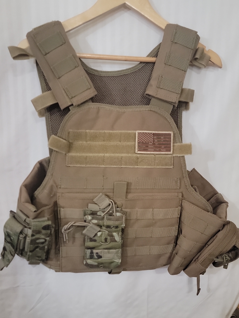 Tactical Plate Carrier Vest in Coyote Brown with Multicam Pouches